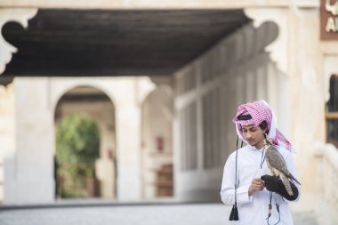 Doha, Katar-15 Nisan 2022: Doha 'da Souq Waqif bölgesinde doğanı olan Katar çocukları.