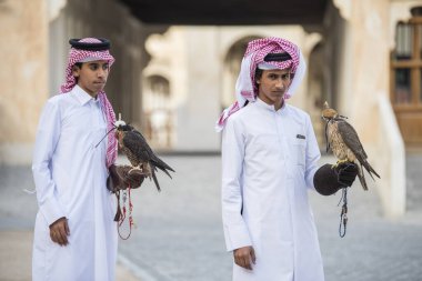 Doha, Katar-15 Nisan 2022: Doha 'da Souq Waqif bölgesinde doğanı olan Katar çocukları.