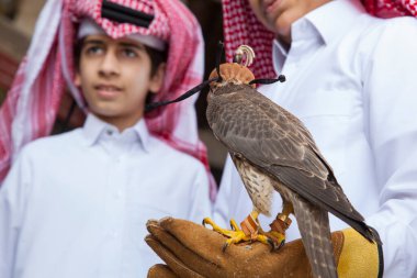 Doha, Katar-15 Nisan 2022: Doha 'da Souq Waqif bölgesinde doğanı olan Katar çocukları.