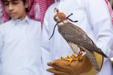 Doha, Katar-15 Nisan 2022: Doha 'da Souq Waqif bölgesinde doğanı olan Katar çocukları.