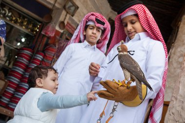 Doha, Katar-15 Nisan 2022: Doha 'da Souq Waqif bölgesinde doğanı olan Katar çocukları.