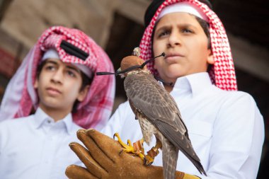 Doha, Katar-15 Nisan 2022: Doha 'da Souq Waqif bölgesinde doğanı olan Katar çocukları.