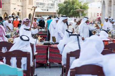 Doha, Katar, 15 Nisan 2022, eski market çarşısı Waqif 'in geçişinde yerel halk antika müzayedesinde..
