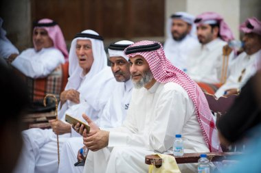 Doha, Katar, 15 Nisan 2022, eski market çarşısı Waqif 'in geçişinde yerel halk antika müzayedesinde..