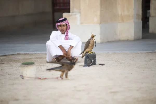 Doha, Katar-15 Nisan 2022: Doha 'da Souq Waqif bölgesinde doğanı olan Katar çocukları.