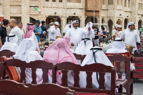 Doha Qatar Abril 2022 Gente Local Subasta Antigüedades Sobre Paso —  Fotos de Stock