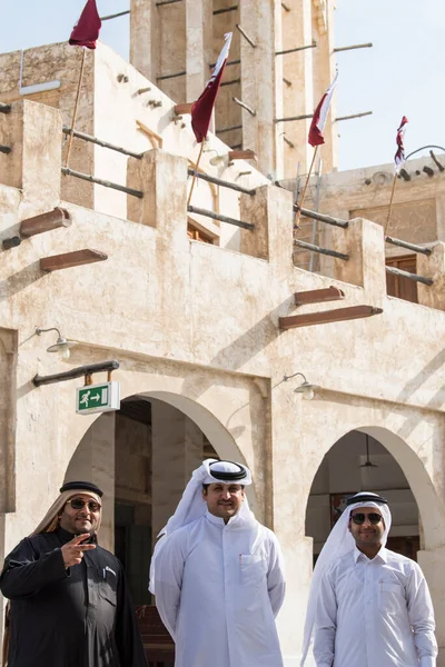 Doha Qatar Квітень 2022 Місцеві Жителі Катару Традиційному Одязі Висять — стокове фото