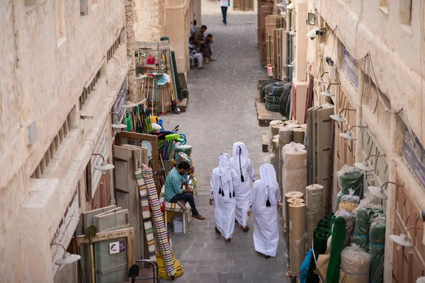 卡塔尔多哈 2022年4月15日 身着传统服装的卡塔尔当地人在旧货市场Souk Waqif闲逛 — 图库照片