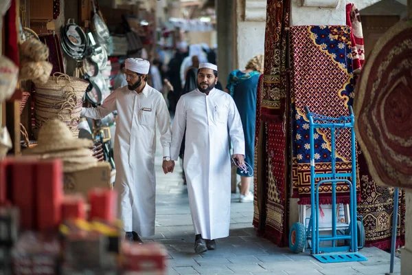 Doha Qatar Abril 2022 Los Qataríes Con Atuendo Tradicional Pasan — Foto de Stock