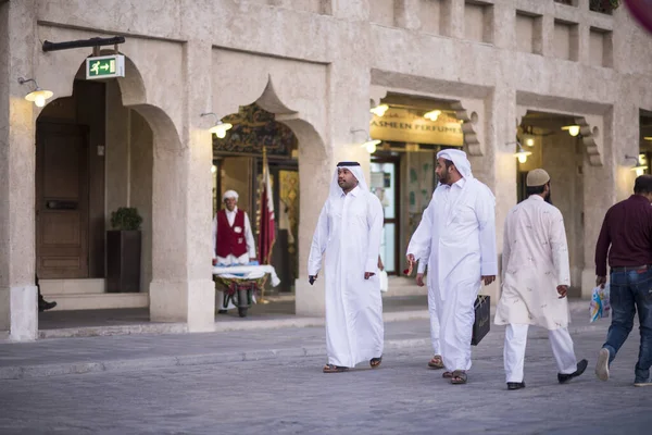 Doha Qatar Abril 2022 Los Qataríes Con Atuendo Tradicional Pasan — Foto de Stock