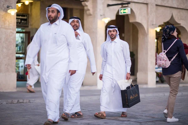 Doha Qatar April 2022 Qatari Locals Traditional Attire Hang Out — ストック写真
