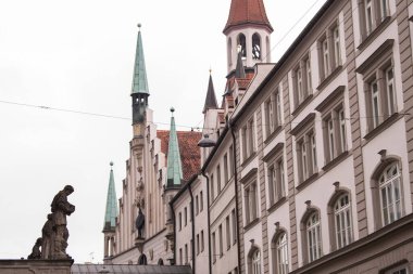 Münih, Almanya - 19 Aralık 2021: Kış günü Münih şehir merkezindeki binanın dış görünüşü.