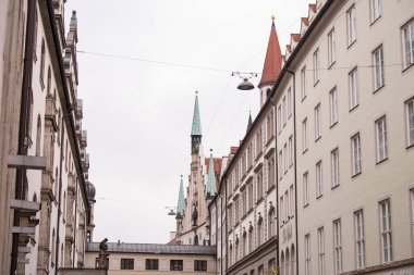 Münih, Almanya - 19 Aralık 2021: Kış günü Münih şehir merkezindeki binanın dış görünüşü.