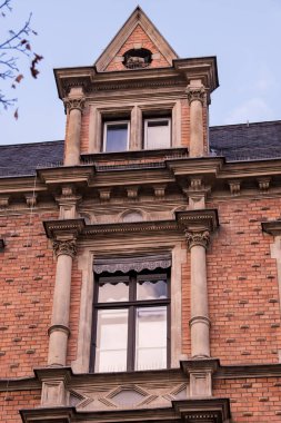 Münih, Almanya - 19 Aralık 2021: Kış günü Münih şehir merkezindeki binanın dış görünüşü.