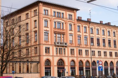 Münih, Almanya - 19 Aralık 2021: Kış günü Münih şehir merkezindeki binanın dış görünüşü.