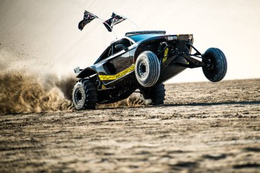 Doha, Katar... 23 Şubat 2018 Katarlı çölün kum tepelerindeki at arabası..