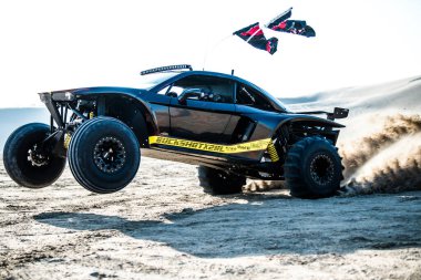 Doha, Katar... 23 Şubat 2018 Katarlı çölün kum tepelerindeki at arabası..