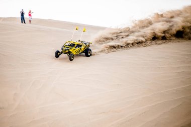 Doha, Katar... 23 Şubat 2018 Katarlı çölün kum tepelerindeki at arabası..