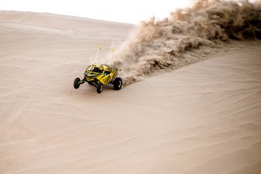 Doha, Qatar- 23 Nisan 2022 Katarlı çölün kum tepelerindeki at arabası..