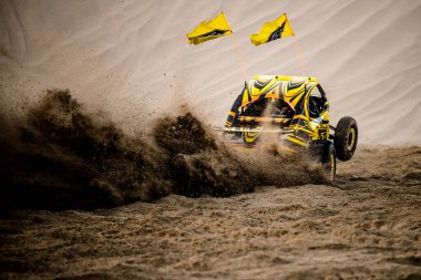 Doha, Qatar- 23 Nisan 2022 Katarlı çölün kum tepelerindeki at arabası..