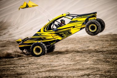 Doha, Qatar- 23 Nisan 2022 Katarlı çölün kum tepelerindeki at arabası..