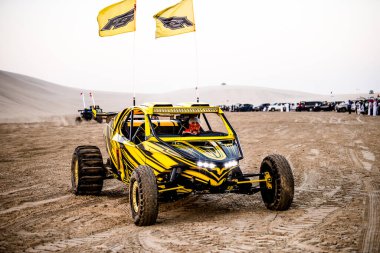 Doha, Qatar- 23 Nisan 2022 Katarlı çölün kum tepelerindeki at arabası..