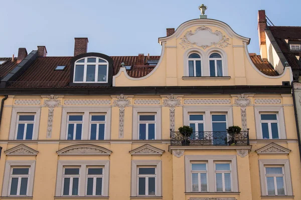 Münih, Almanya - 19 Aralık 2021: Kış günü Münih şehir merkezindeki binanın dış görünüşü.