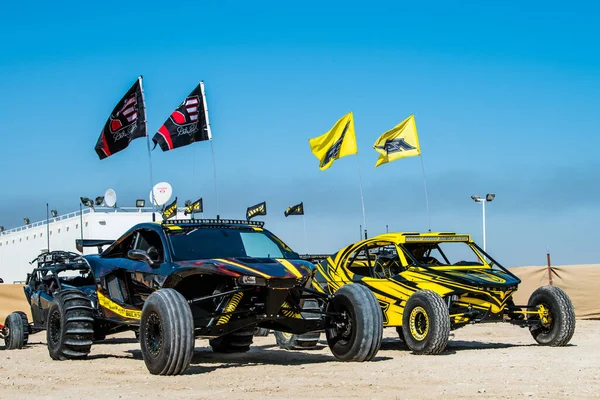 Doha, Katar... 23 Şubat 2018 Katarlı çölün kum tepelerindeki at arabası..