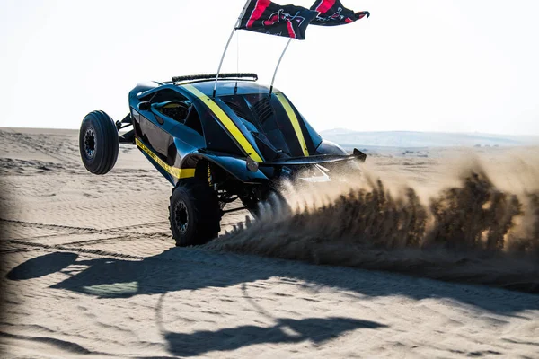 Doha, Katar... 23 Şubat 2018 Katarlı çölün kum tepelerindeki at arabası..