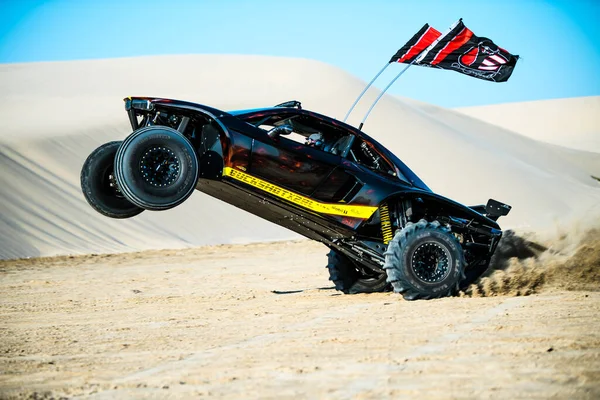 Doha, Katar... 23 Şubat 2018 Katarlı çölün kum tepelerindeki at arabası..