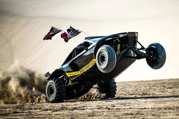 Doha, Katar... 23 Şubat 2018 Katarlı çölün kum tepelerindeki at arabası..