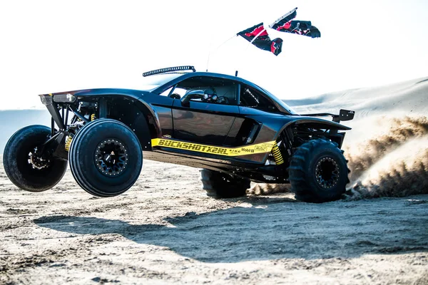 Doha, Katar... 23 Şubat 2018 Katarlı çölün kum tepelerindeki at arabası..