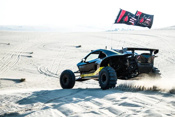 Doha, Katar... 23 Şubat 2018 Katarlı çölün kum tepelerindeki at arabası..