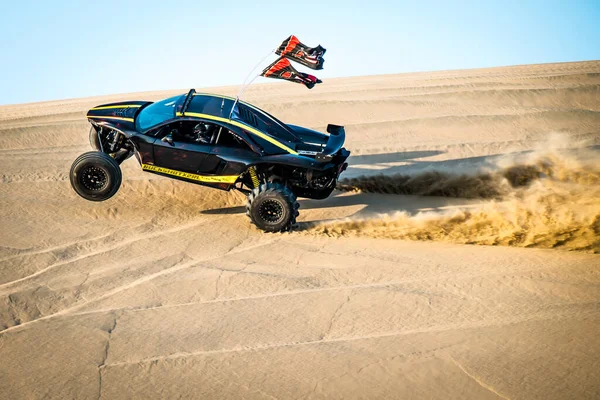 Doha, Katar... 23 Şubat 2018 Katarlı çölün kum tepelerindeki at arabası..