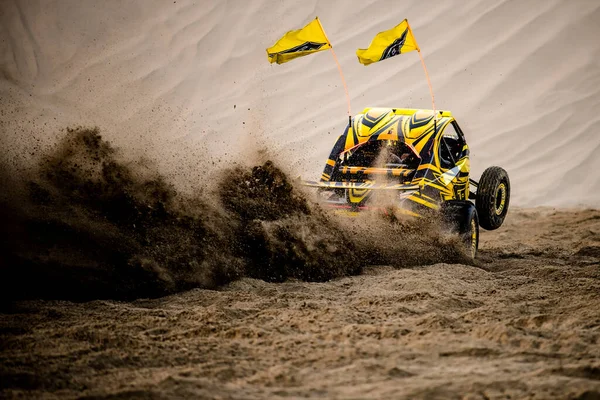 Doha, Qatar- 23 Nisan 2022 Katarlı çölün kum tepelerindeki at arabası..