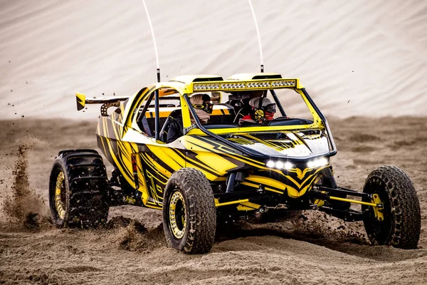 Doha, Qatar- 23 Nisan 2022 Katarlı çölün kum tepelerindeki at arabası..