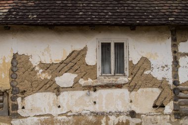 Hırvatistan, 20 Nisan 2022: Eski ahşap evde çamur ve saman cephesi.