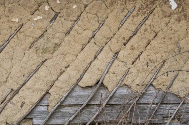 Hırvatistan, 20 Nisan 2022: Eski ahşap evde çamur ve saman cephesi.