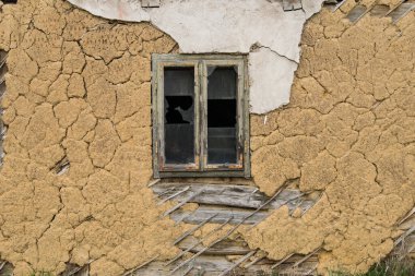 Hırvatistan, 20 Nisan 2022: Eski ahşap evde çamur ve saman cephesi.