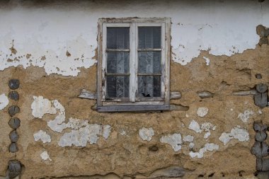 Hırvatistan, 20 Nisan 2022: Eski ahşap evde çamur ve saman cephesi.