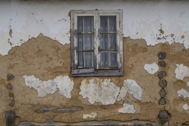 Hırvatistan, 20 Nisan 2022: Eski ahşap evde çamur ve saman cephesi.