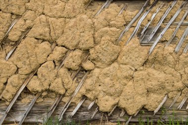 Hırvatistan, 20 Nisan 2022: Eski ahşap evde çamur ve saman cephesi.