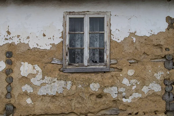 Hırvatistan, 20 Nisan 2022: Eski ahşap evde çamur ve saman cephesi.