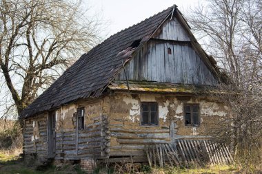 Hırvatistan, 20 Nisan 2022: Çok eski geleneksel ahşap ev.