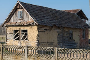 Hırvatistan, 20 Nisan 2022: Çok eski geleneksel ahşap ev.