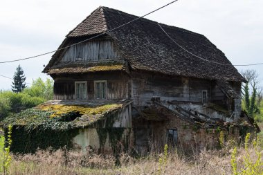 Hırvatistan, 20 Nisan 2022: Çok eski geleneksel ahşap ev.
