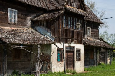 Hırvatistan, 20 Nisan 2022: Çok eski geleneksel ahşap ev.