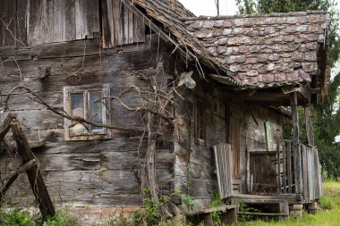 Hırvatistan, 20 Nisan 2022: Çok eski geleneksel ahşap ev.