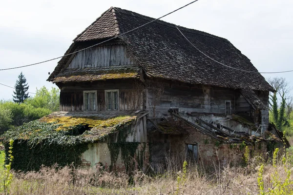 Hırvatistan, 20 Nisan 2022: Çok eski geleneksel ahşap ev.