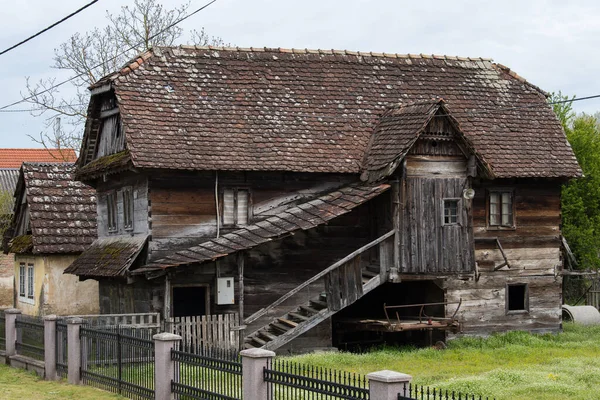 クロアチア2022年4月2日 非常に古い伝統的な木造住宅 — ストック写真